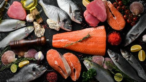 Mariscos sobre un fondo de piedra negra salmón atún caviar ostras