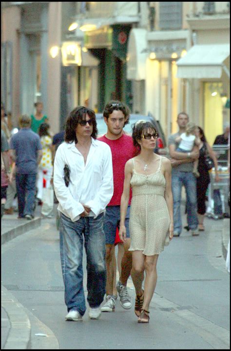 Photo JEAN MICHELL JARRE ET ANNE PARILLAUD DANS LES RUES DE SAINT