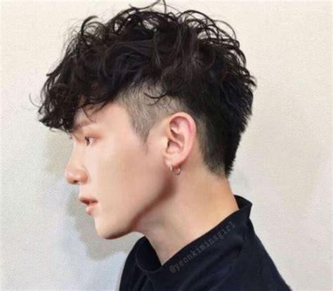 Trend thời trang nam tóc nam uốn ruffled kiểu tóc hot nhất năm 2023