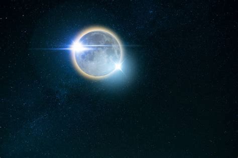Reflejo De La Luna En El Mar En El Cielo Estrellado De Noche Banco De