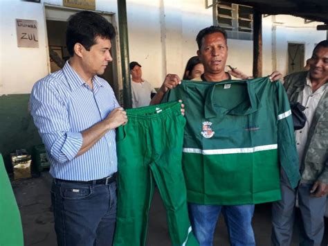 Funcion Rios Da Prefeitura Recebem Novos Uniformes Ltimas Not Cias