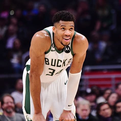 Clutchpoints On Twitter Giannis Antetokounmpo And Khris Middleton Combine For 77 Points And