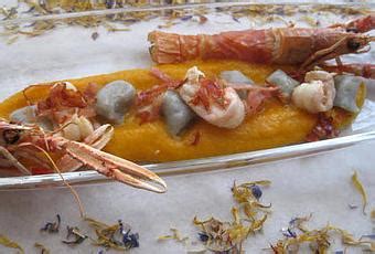 Chicche Di Patate Viola Con Scampi In Camicia Su Crema Di Zucca Al