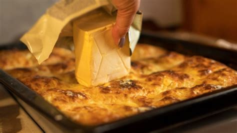 Banitsa tradicional búlgara hecha con queso y mantequilla Foto Premium