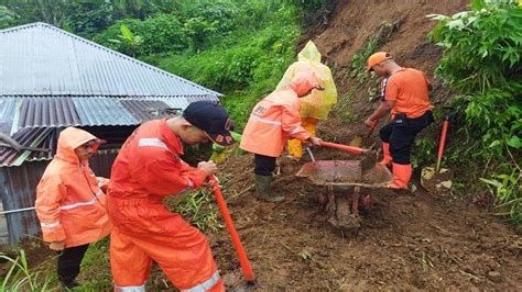 Warga Bersama TNI Dan BPBD Gotong Royong Bersihkan Rumah Korban Longsor