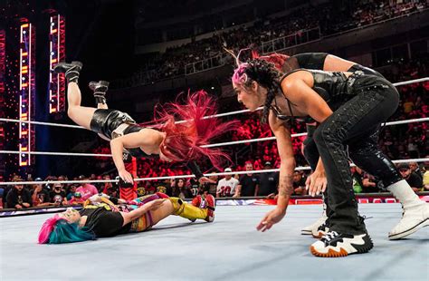 【wwe】「明日の女帝」アスカ、スカイに撃沈 3人連係スワンダイブ式月面水爆をもろに浴びる プロレス写真ニュース 日刊スポーツ