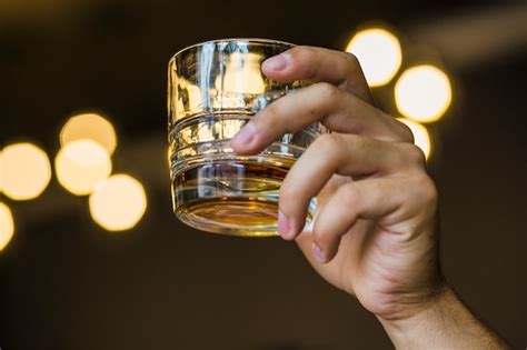 Nahaufnahme Der Hand Glas Whisky Halten Premium Foto