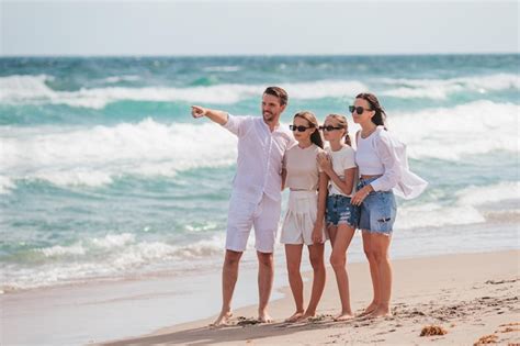 Fam Lia Feliz Na Praia Durante As F Rias De Ver O Foto Premium