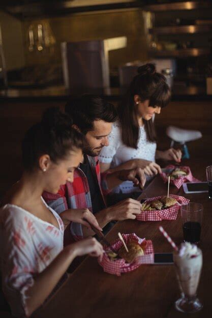 Amigos Comiendo Hamburguesa Juntos Foto Premium