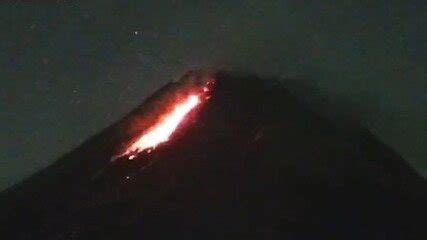 Vulc O Merapi Entra Em Erup O E Expele Avalanche De Lava Na