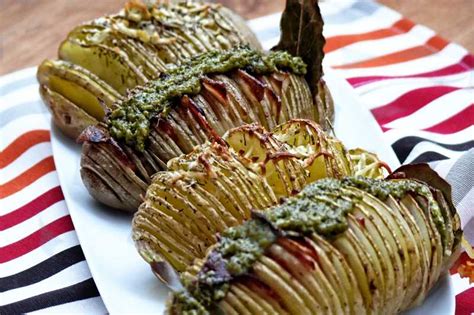 Patatas Al Horno Hasselback Con Bacon Y Pesto