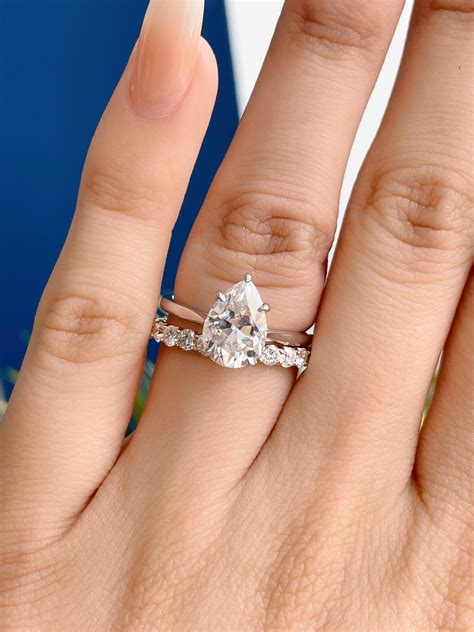 A Guide To Pear Shaped Engagement Rings Icing On The Ring Icing On