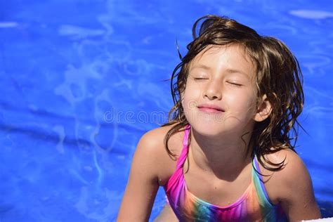 Niño Feliz Que Se Relaja En La Piscina Imagen de archivo Imagen de