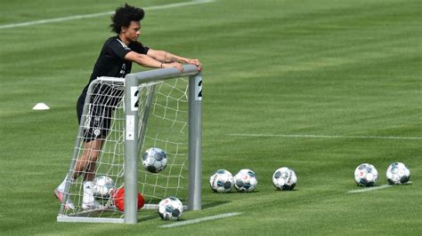 Leroy San Muss Sich Beim Fc Bayern M Nchen Auf Ein Geduldsspiel