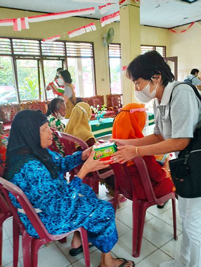 Menilik Senyum Para Lansia - Tzu Chi Medan - Indonesia