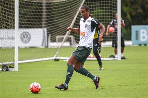 o Defensor como prioridade Levir Culpi monta Atlético MG