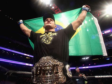 Júnior Cigano nocauteia Velásquez e conquista título dos pesados do UFC