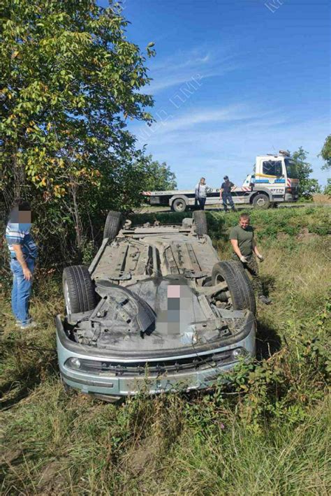 O Femeie A Ajuns La Spital Dupa Ce Masina In Care Se Afla A Derapat De