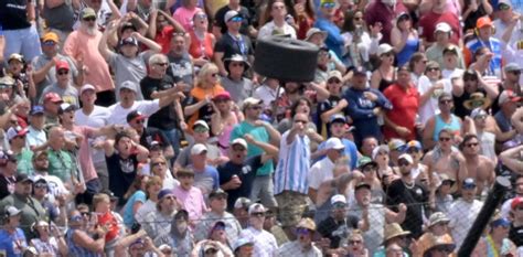 Indy500 la increíble foto de la rueda de Kirkwood volando y la