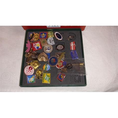 A Quantity Of Vintage And Collectable Pin Badges