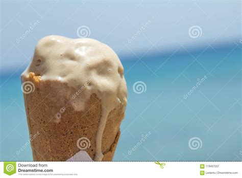 Cone De Gelado Derretido Em Um Cone Do Waffle Imagem De Stock Imagem