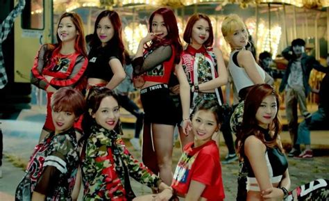 Tracklist on Twitter Há 7 anos o TWICE era formado O grupo feminino