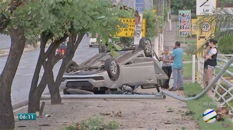 Carro capota derruba placa árvores e atinge grade de loja em avenida