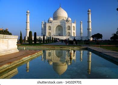 Taj Mahal Reflection On Water Fountain Stock Photo 141029701 | Shutterstock