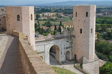 Scoperto A Spello Un Tempio Romano Intitolato Alla Famiglia Di Costantino