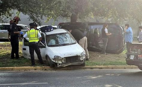 Automovilista Chocan Y Vuelcan En La Avenida L Zaro C Rdenas En San