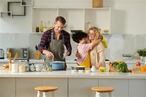 Familia Feliz Cocinando Juntos Foto Premium