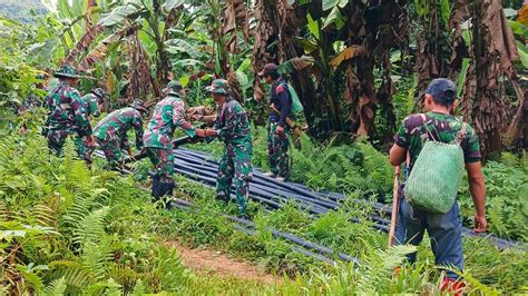 Satgas Pamtas Yon Arhanud 12 SBP Karya Bhakti Salurkan Air Kini Desa