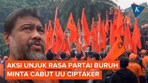 Massa Buruh Gelar Demo Di Kawasan Monas Ini Tuntutannya Youtube