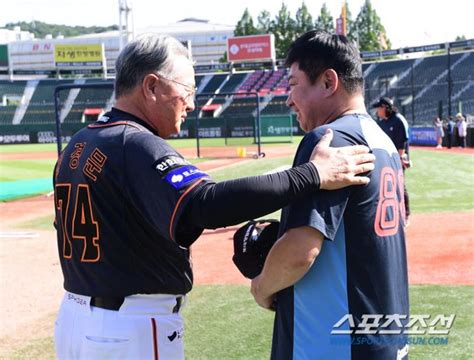 드디어 만난 명장과 명장 한화 김경문 롯데 김태형 감독 6년 만에 만남 잘 부탁합니다 부산현장 네이트 스포츠