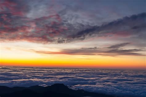 Las Nubes Sobre Las Monta As Son Hermosas Con Un Amanecer Y Una