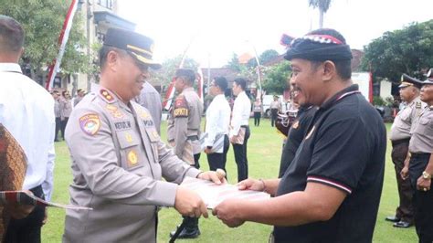 2 Pecalang Dan 1 Balawista Dapat Piagam Dari Kapolres Gianyar Reward