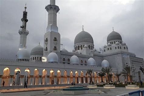 Masjid Raya Sheikh Zayed Solo Masjid Simbol Persahabatan