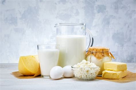 Productos Lácteos Leche Requesón Huevos Y Crema Agria En La Mesa De