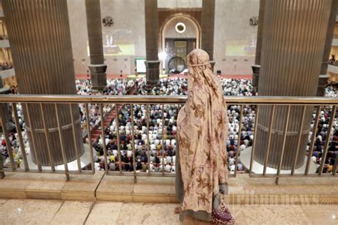 Salat Tarawih Ramadhan Di Masjid Istiqlal Foto