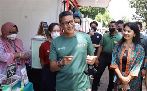 Momen Sandiaga Uno Cicipi Kuliner Di Festival Jajanan Bango Foto