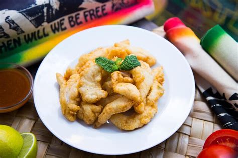 Pechuga De Pollo Empanizada Con Papas Fritas Y Arroz Foto Premium