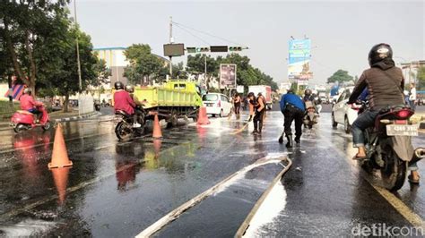 Pemotor Tergelincir Gegara Tumpahan Oli Di Soekarno Hatta Bandung