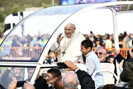 Papa Francesco Alla Perdonanza Papamobile Fra Due Ali Di Folla Su