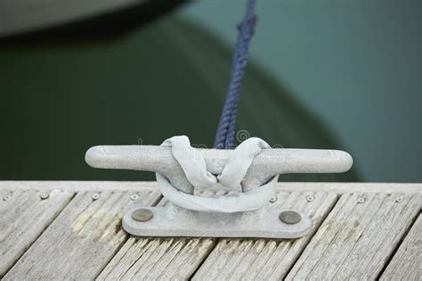 Cuerda De Amarre Y Bollard Sobre El Agua De Mar Y Fondo De Yates Foto