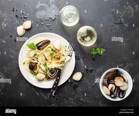 Spaghetti With Seafood Stock Photo Alamy