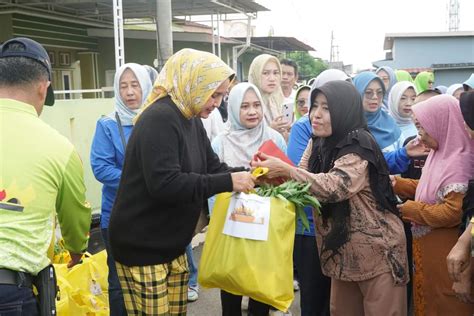 Ketua TP PKK Provinsi Lampung Berikan Bantuan Kepada Korban Banjir Di