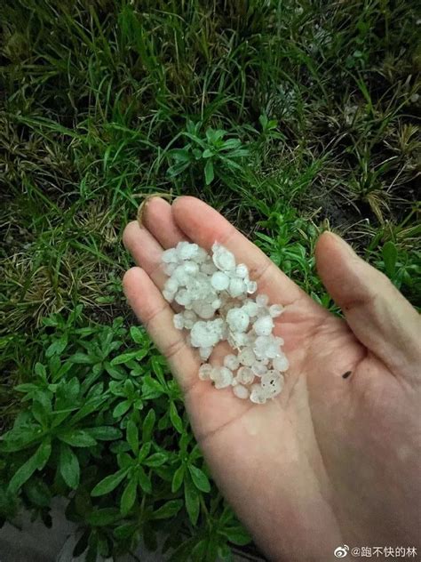 北京狂风大作，冰雹骤雨来袭！有网友表示：“感觉要把车玻璃砸破了”