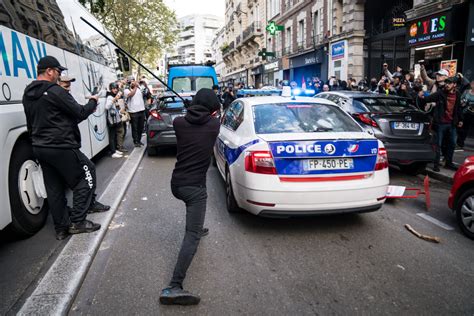 Paris Voiture De Police Attaquée Pas Denquête Administrative Sur Le