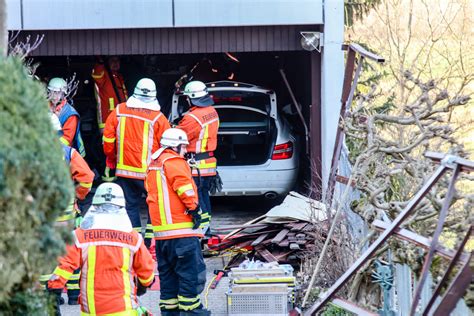 Backnang J Hrige Durchbricht Garage Und Muss Aus Auto Befreit