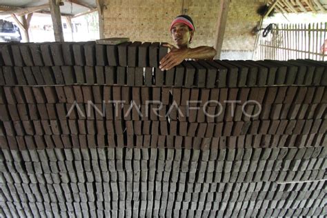 INDUSTRI BATU BATA TRADISIONAL ANTARA Foto